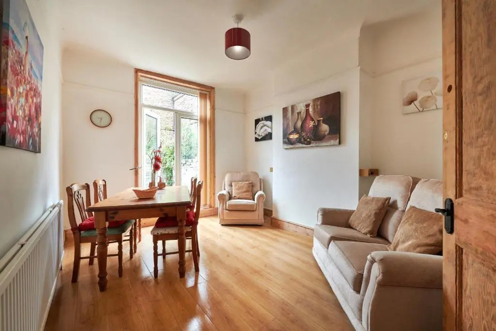 Keep the works team together, Whole 4 Bed House for same price as a city centre room, 4 or 7 Night Bargain, Walton, Liverpool, Sleeps 4 to 9