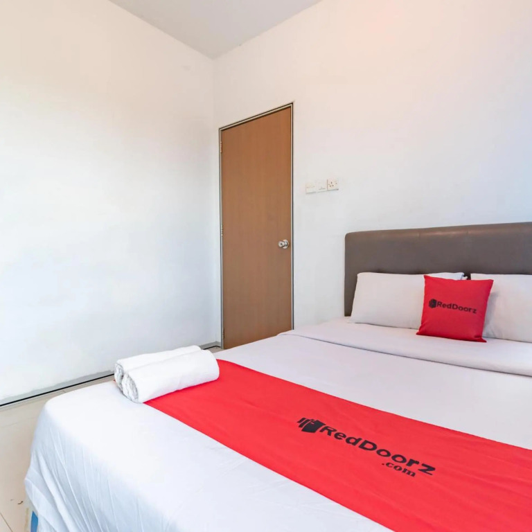 RedDoorz Plus near Kepri Mall