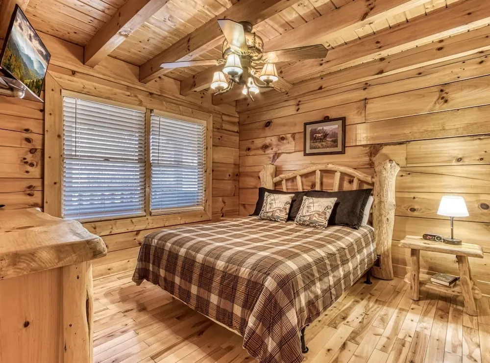 The Wildlife Lodge - Great Location! Close To Tanger Outlets! 5 Bedroom Cabin by RedAwning