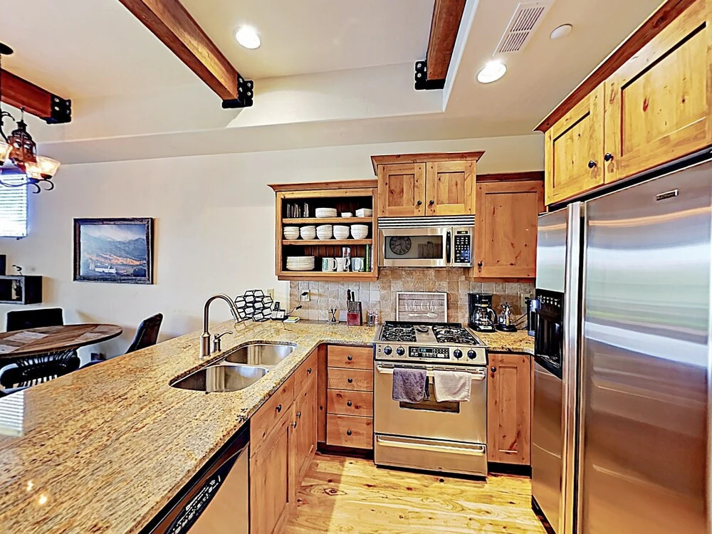New Listing! Newpark Townhome W/ Hot Tub 2 Bedroom Townhouse