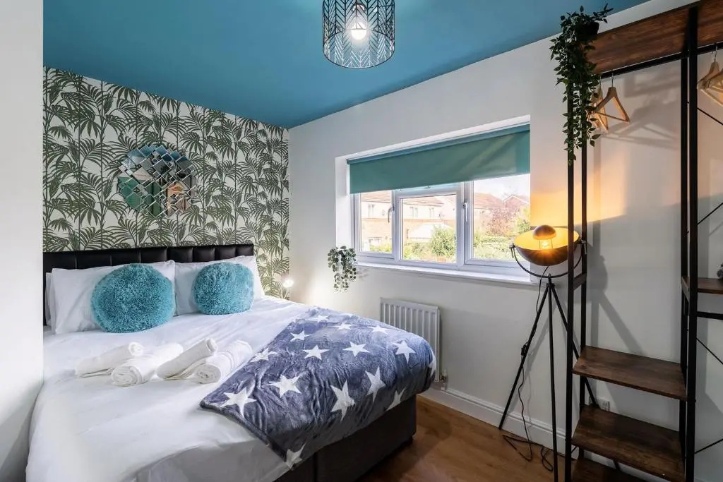 Large Contractor and Family House & Free Parking & Big Garden