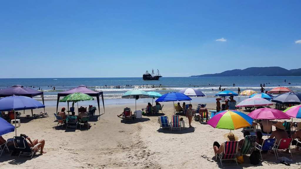 Apto em prédio frente mar, Meia Praia Itapema, 3 dorm, conforto para 8 pessoas