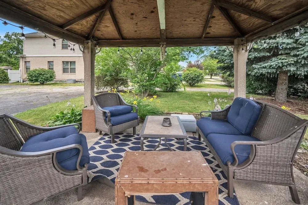 Serene & Charming 5br Des Plaines Getaway 5 Bedroom Home by RedAwning