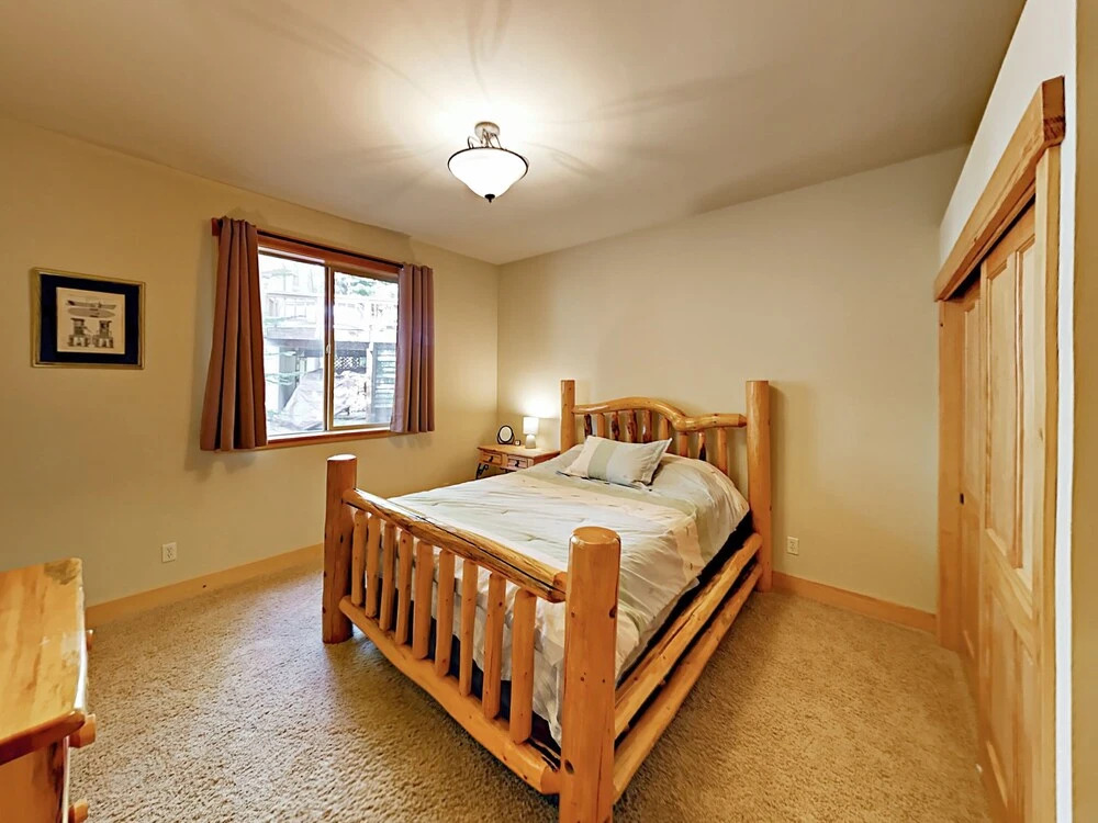 Big 5br W/ 2 Sunny Decks + Rec Center Access 5 Bedroom Home
