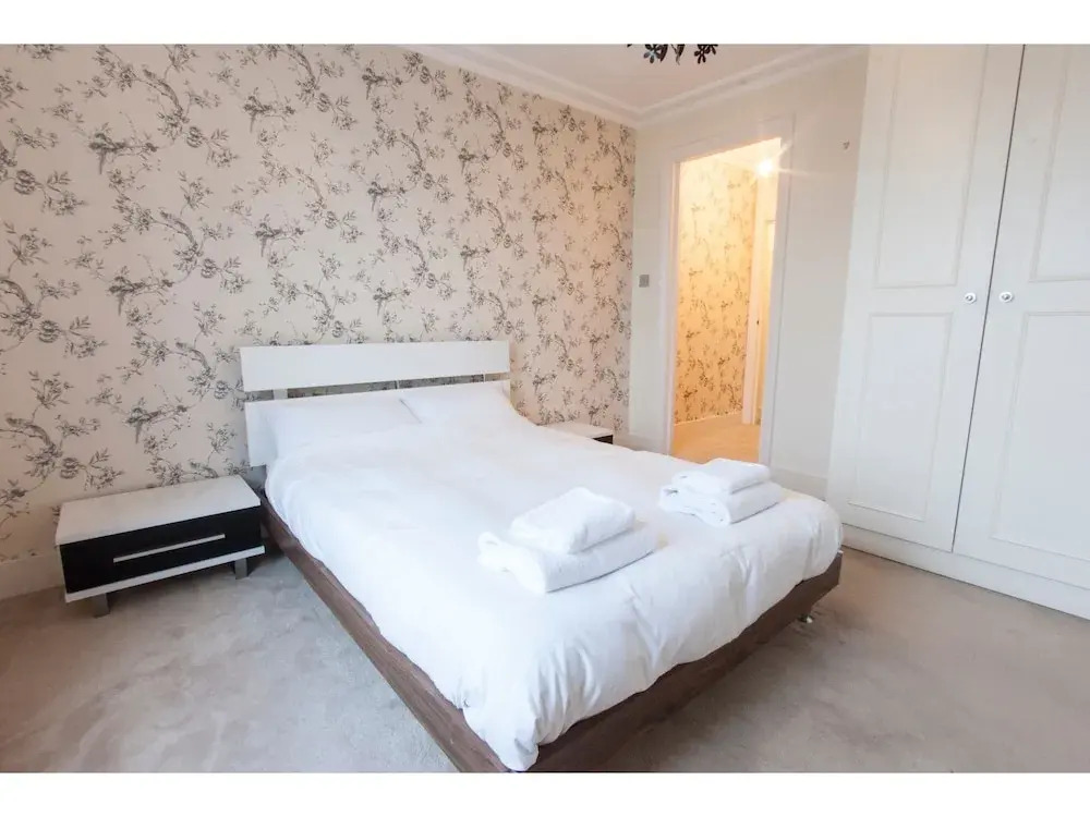 Spacious 2 Bedroom Flat in Queens Park - Sleeps 6