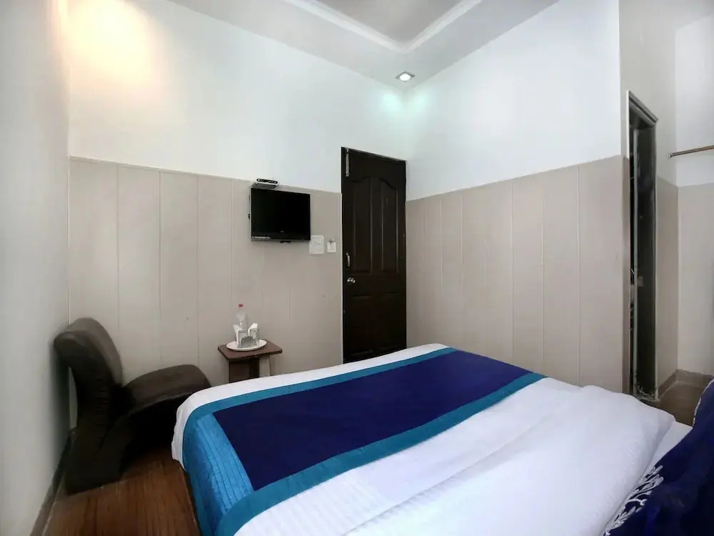 Hotel Oak By OYO Rooms