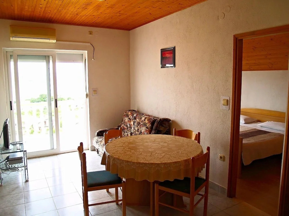 Sea View Apartment Reno, Sleeps 5