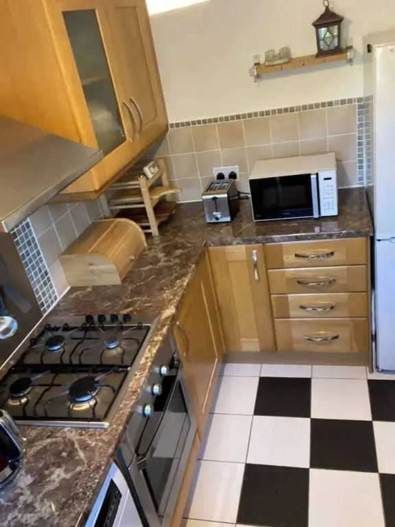 Spacious 2-bedroom London Flat With Balconies, Near Tube & Transport Links