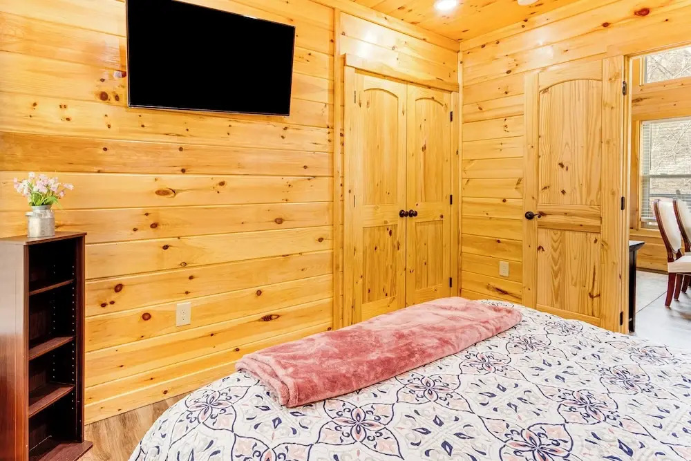 8 Mi to Dollywood: Cabin w/ Hot Tub & Decks!