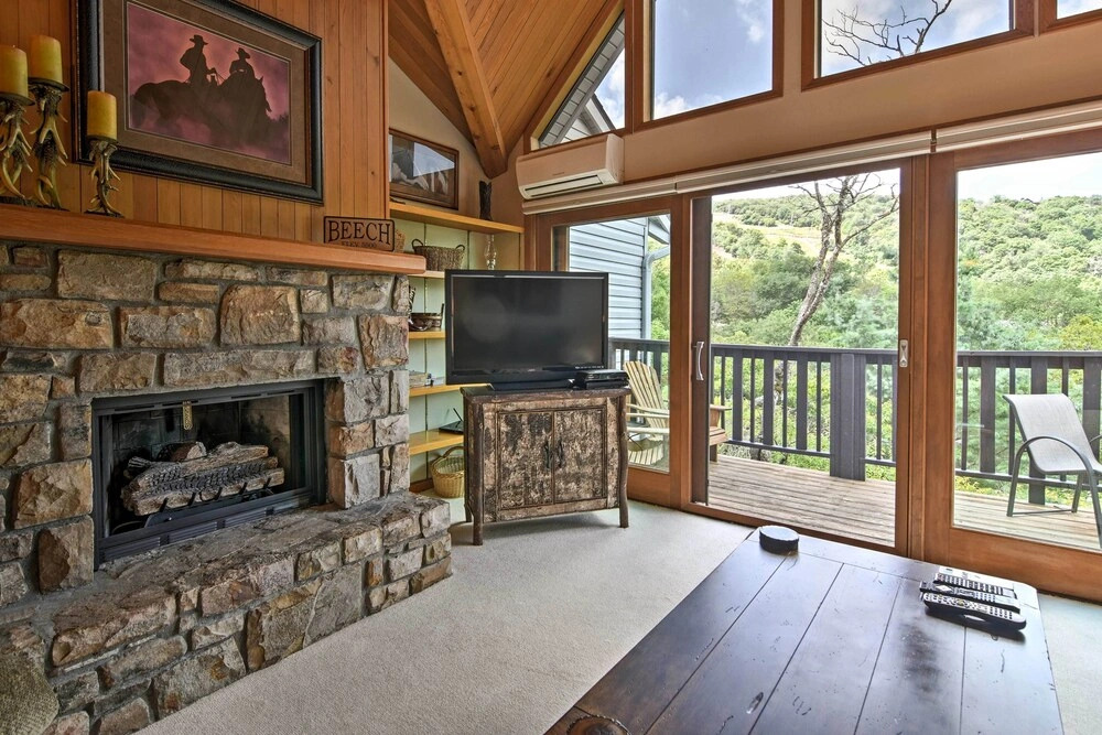 Year-round Fun in Beech Mountain! Condo w/ Balcony