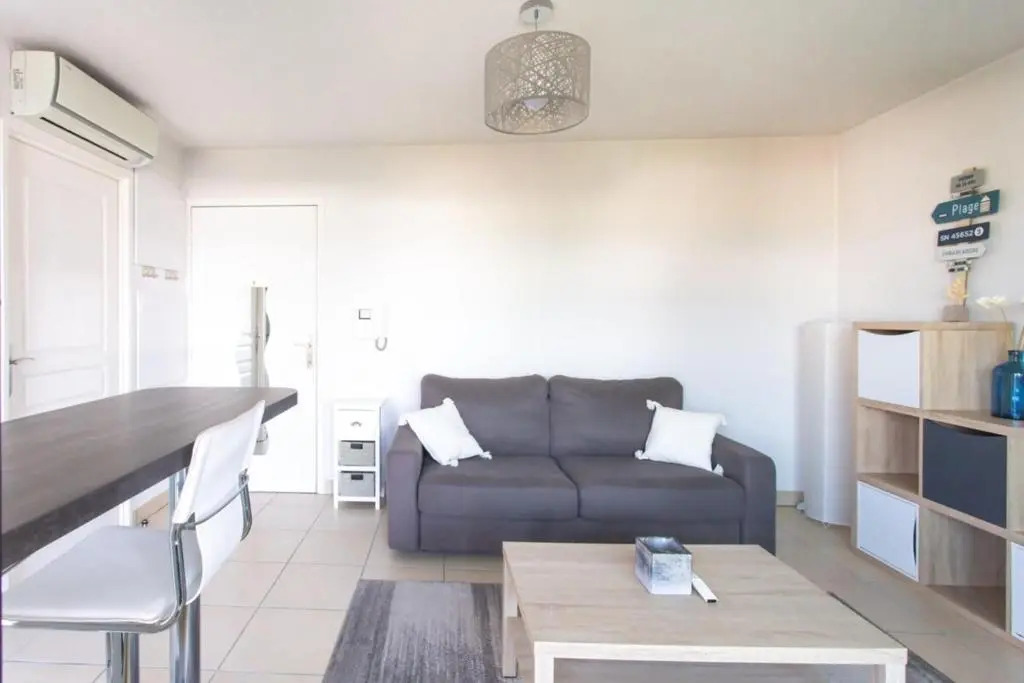 Air-conditioned studio with furnished terrace and parking