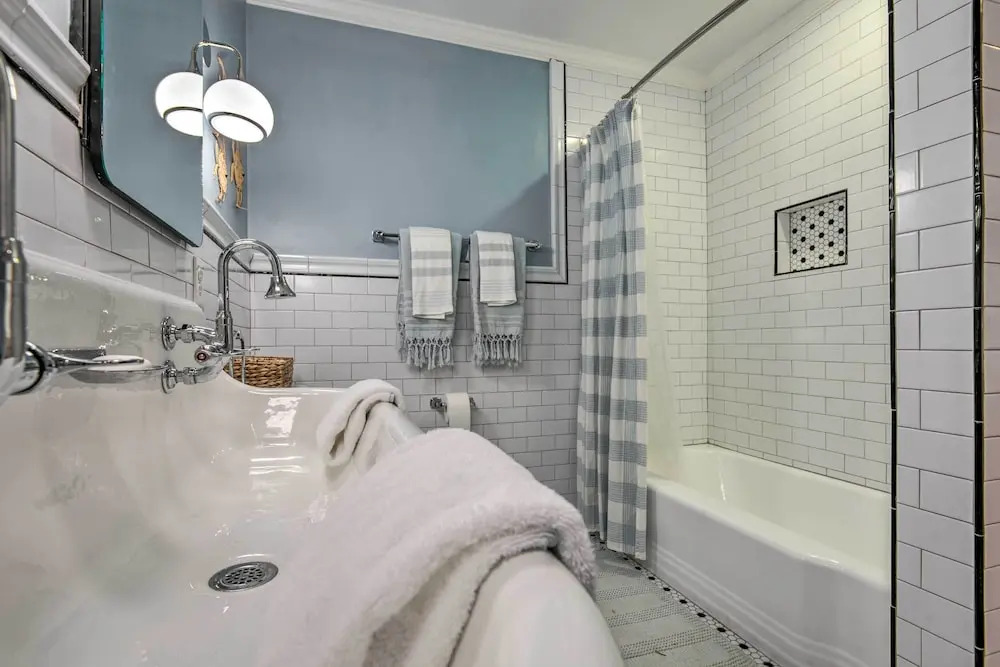 Stunning Charlotte Home: Private Pool!
