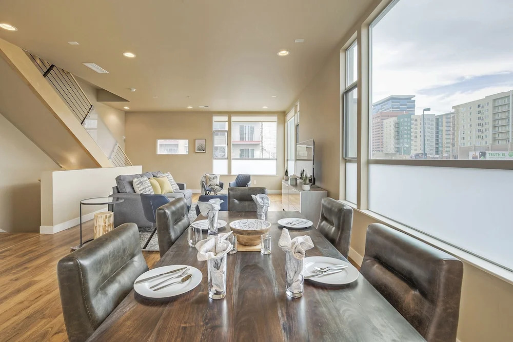 Swanky Downtown Loft! City Views! Sleeps 10!