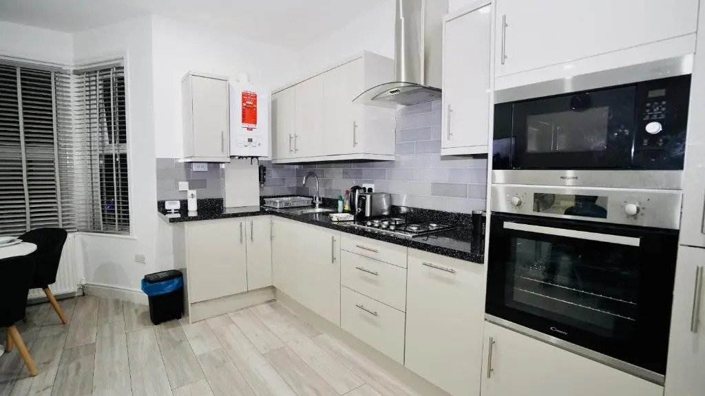 Luxury Apt Close To Ilford Station - Free Parking