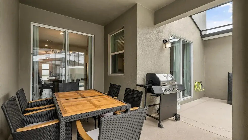 Contemporary Townhouse w BBQ & Pool Sleeps 12