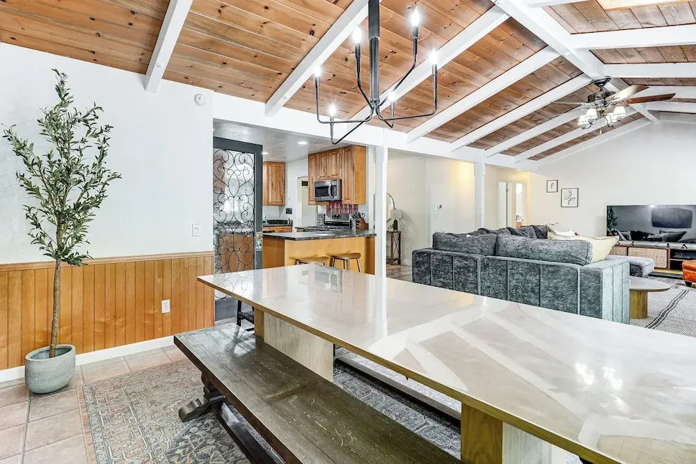 Arnold Family Cabin w/ Hot Tub, Arcade & Deck
