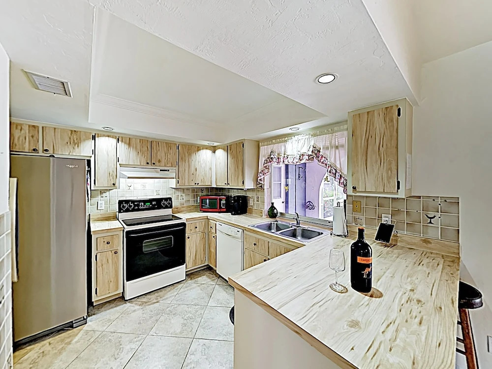 Dreamy In Quiet Neighborhood W/ Caged Pool 3 Bedroom Home
