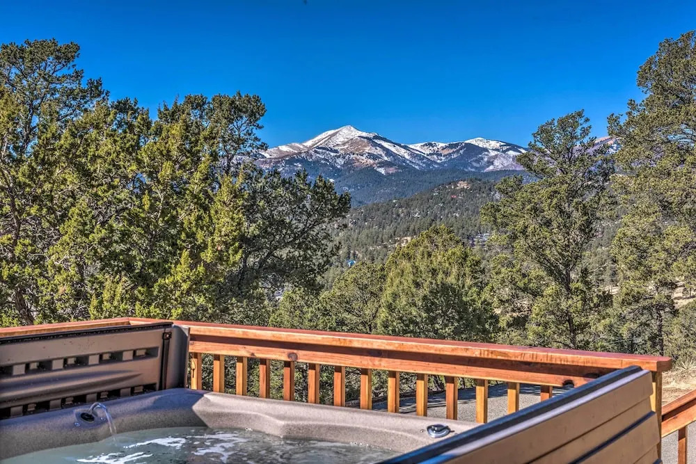 Mountains Majesty Cabin w/ Hot Tub & Mtn Views!