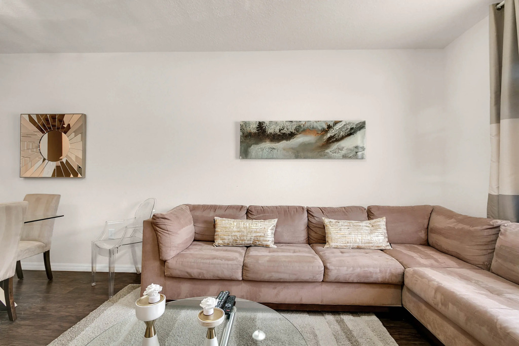 3 Bd 2 Ba Lucaya Village 18-102