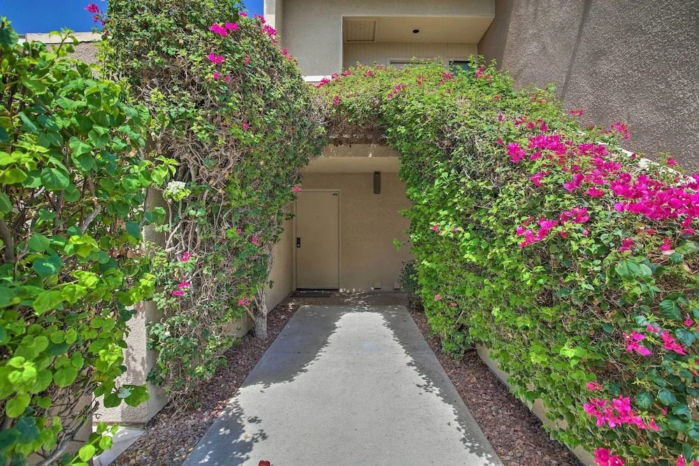 Palm Springs Retreat w/ Pool Access, Near Downtown