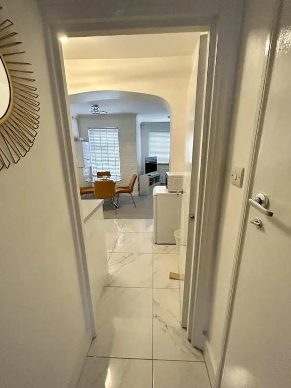 Apartment - Sleeps 4 & Near Tube
