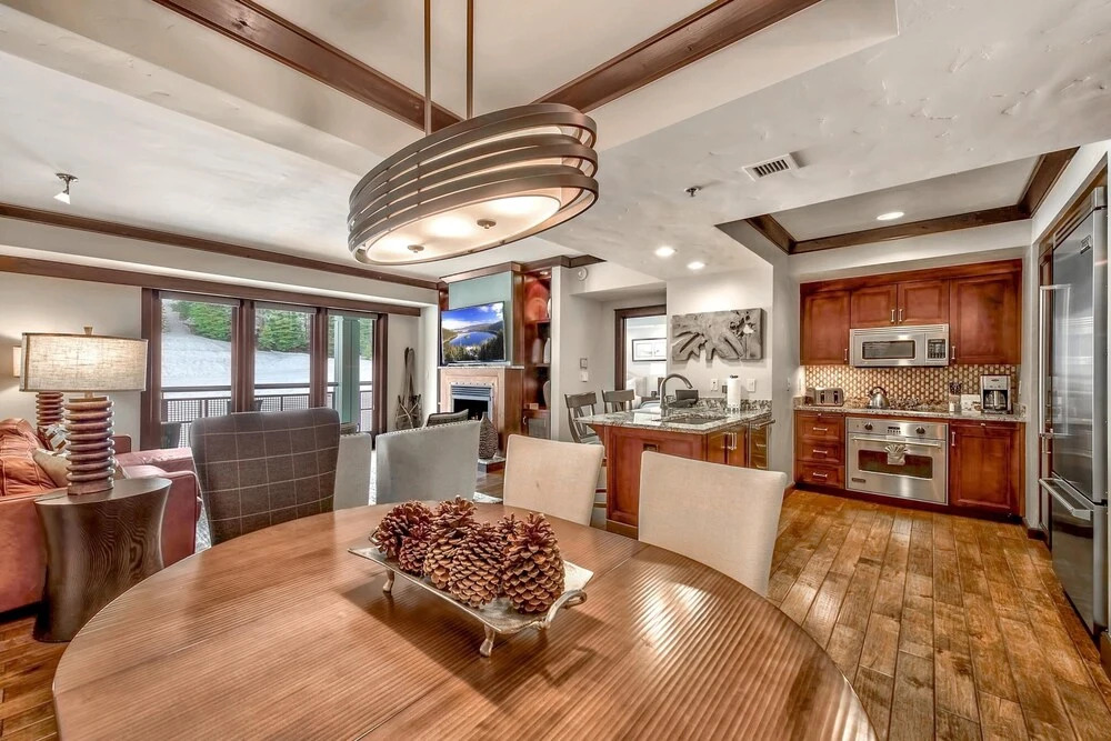 2 Bedoom  With Amazing Balcony Views 2 Bedroom Condo by RedAwning