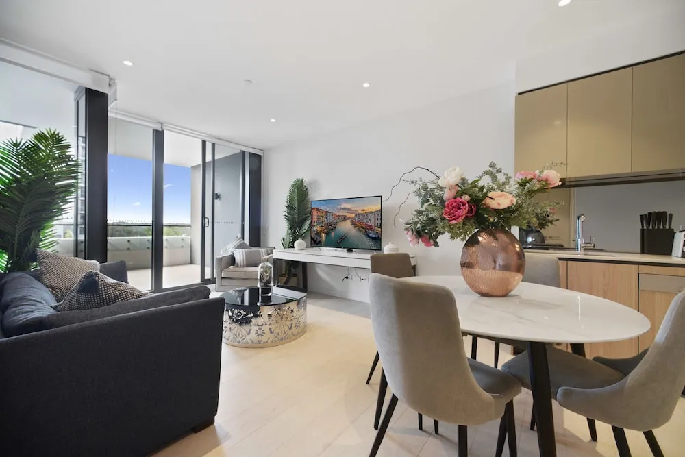 Brand New Fully Furnished Apartment near Macquarie Centre