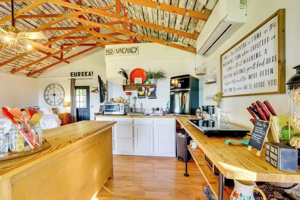 1 Mi to Downtown Eureka Springs: Studio Retreat