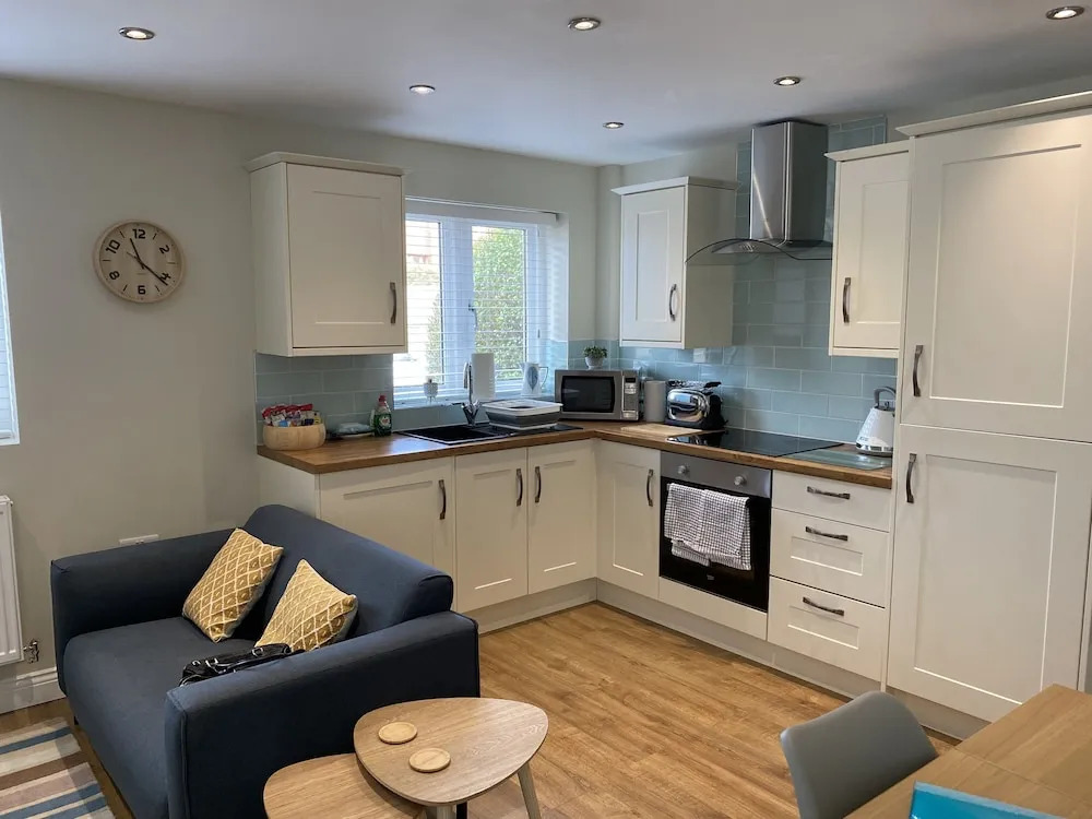 Modern 2-bed House and Parking Tibshelf Derbyshire