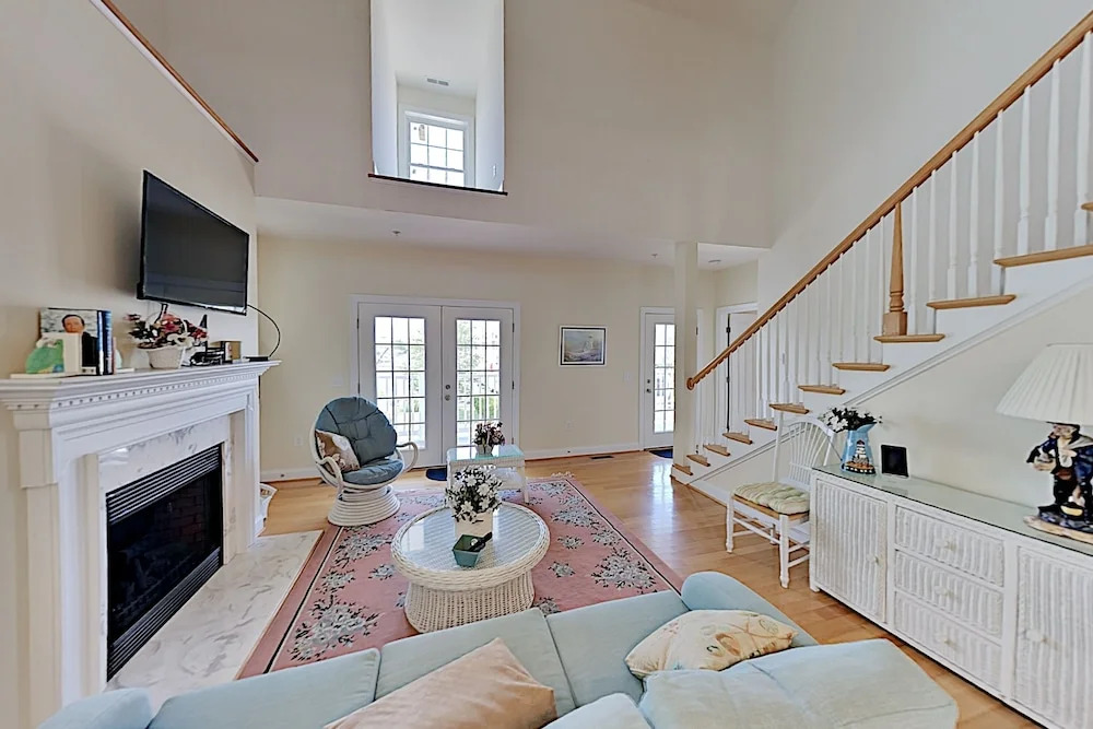 Coastal Getaway W/ 2 Living Areas - Walk To Beach 4 Bedroom Home