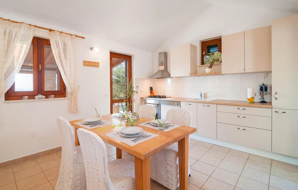 Amazing Home in Sutivan With 2 Bedrooms, Wifi and Private Swimming Pool