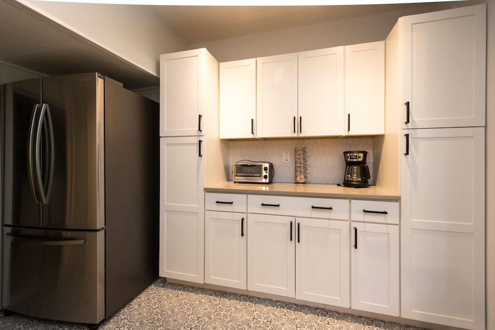 Spacious 4BR w Fireplace Ping Pong Free Tix