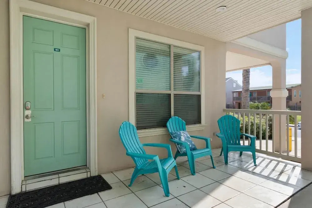 Two Bedroom Condo - Short Walk to the Beach