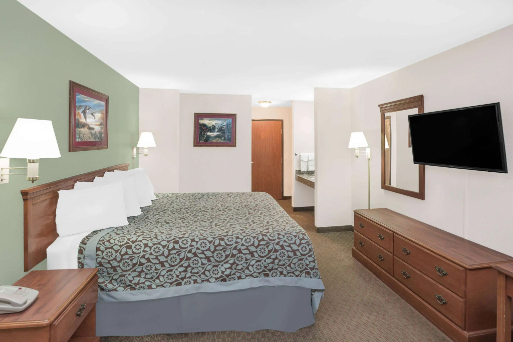 Days Inn & Suites by Wyndham Brinkley
