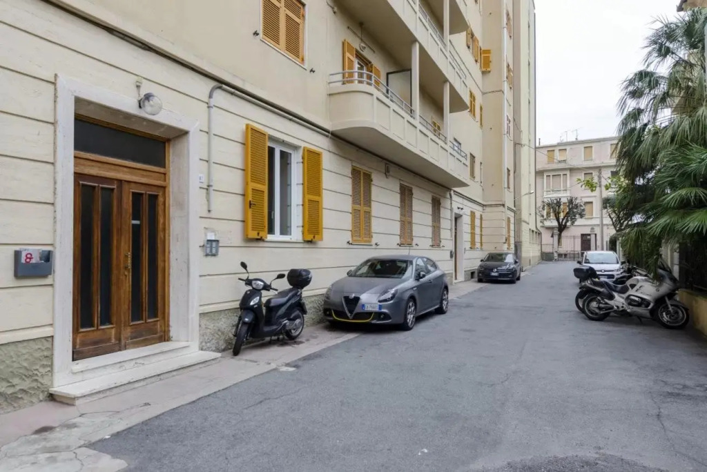 ALTIDO Homey 2-BR Family Flat next to the beach