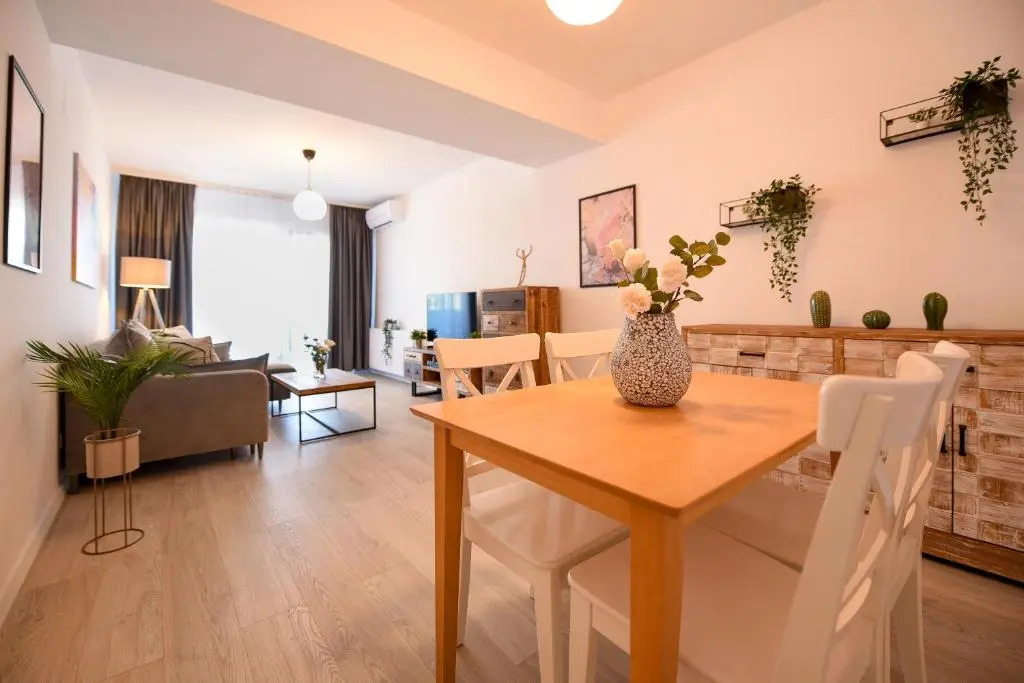 SUGAR RUSH - Modern 1BR Apt with Balcony