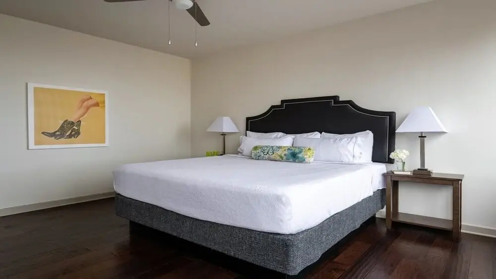 16th FL Bold CozySuites w/pool, gym, roof #3