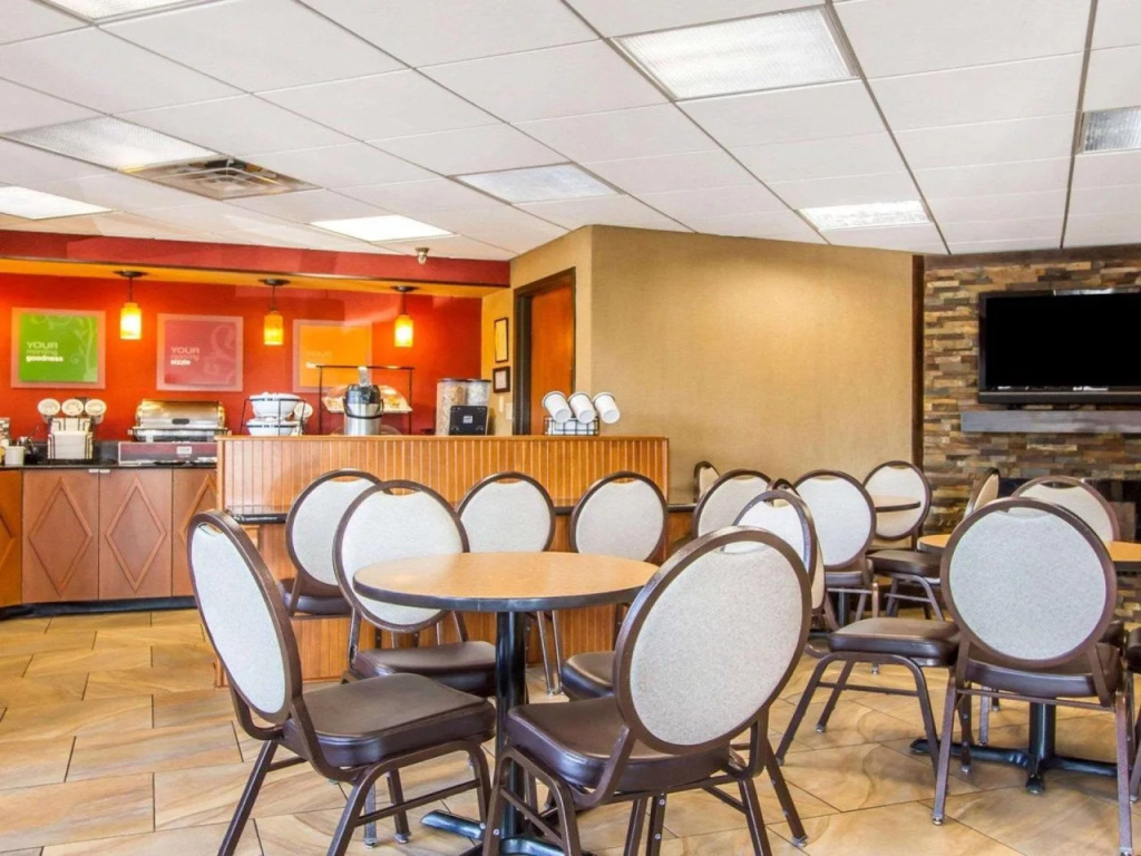 Rodeway Inn & Suites Clarksville near Governors Square Mall