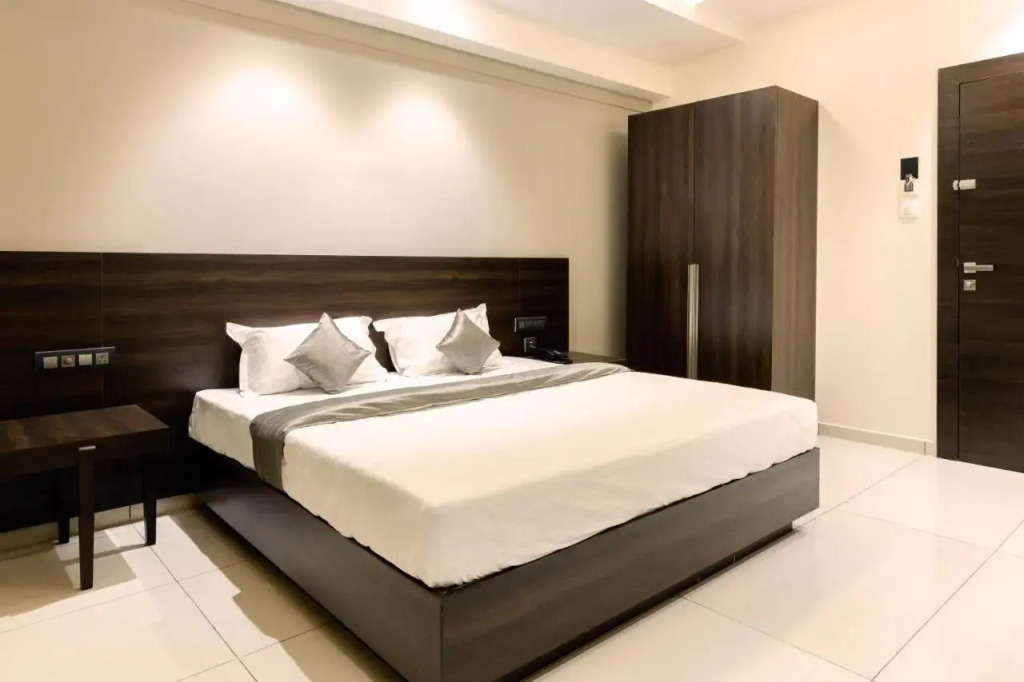 Hotel Paramount Suites & Service Apartments