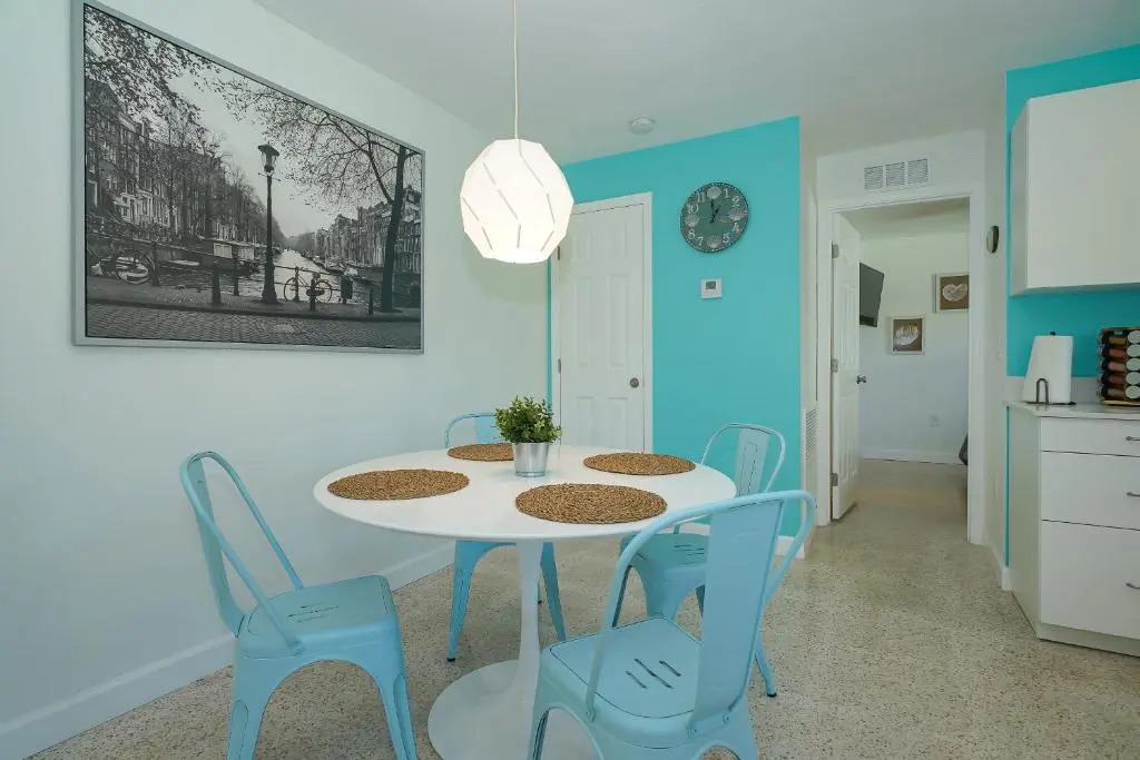 Modern & Fresh - Less than 3 miles to the Beach