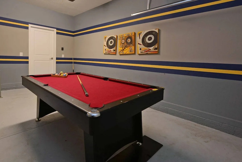 Spacious 6 Bed Home With Pool in Prime Storey Lake