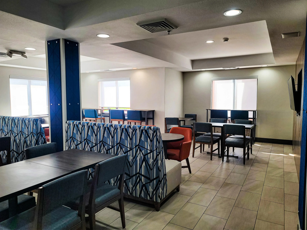 HOLIDAY INN EXPRESS AND SUITES by IHG