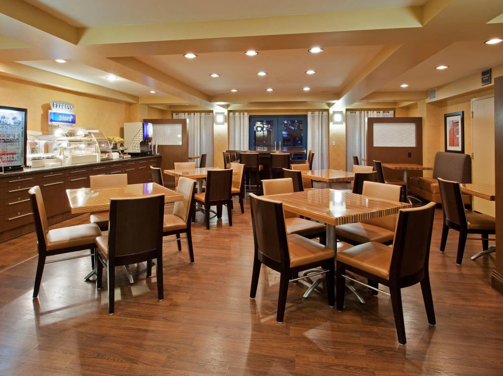 Holiday Inn Express Hotel & Suites Belmont by IHG