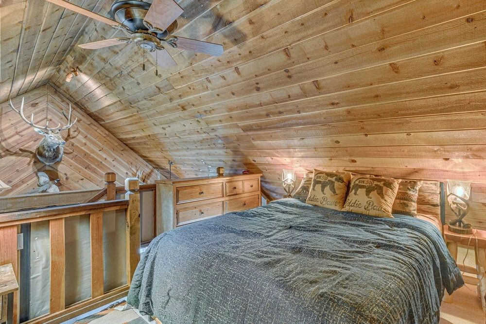 Hot Tub, Spacious Deck: Woodsy Haven in Ruidoso