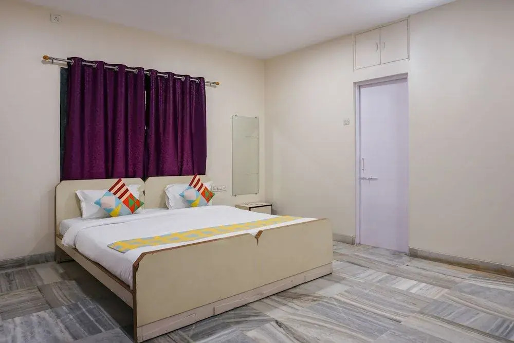 OYO 19648 Home Classy Stay Lonavala Wax Museum