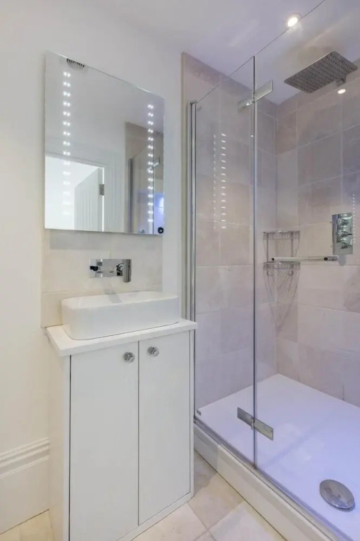Pet-friendly Fulham 1-bed Apt, 2 Mins to Tube
