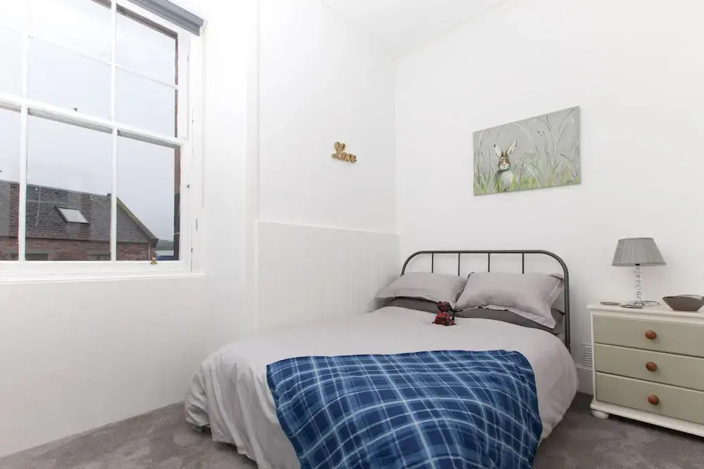 Comfortable 3 Bedroom Top Floor Flat in Old Town