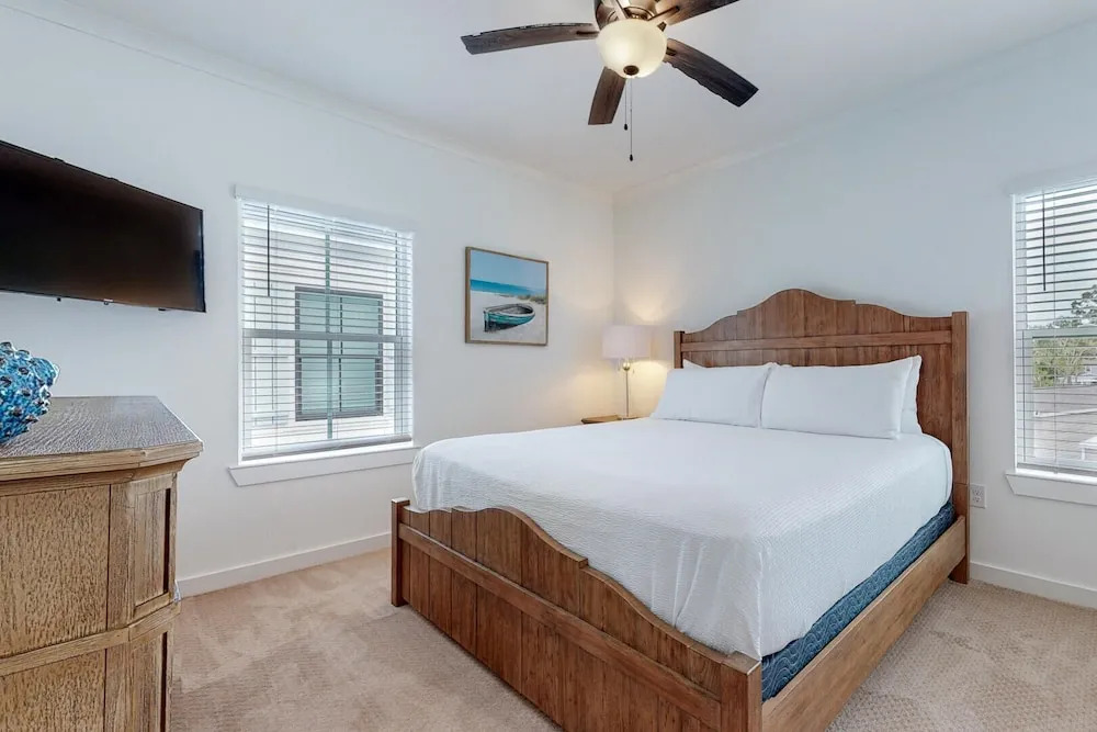 Stunning 3br/2.5ba, Pet Friendly, Sleeps 12