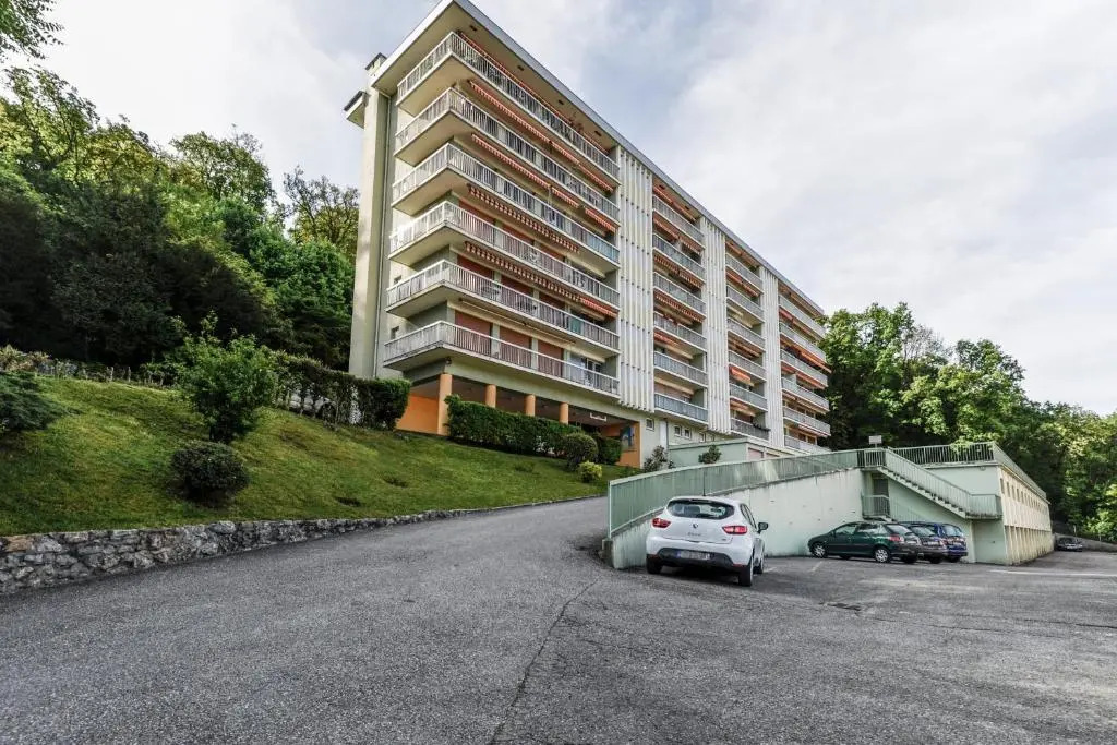 Nice studio with stunning views of the mountains near the lake