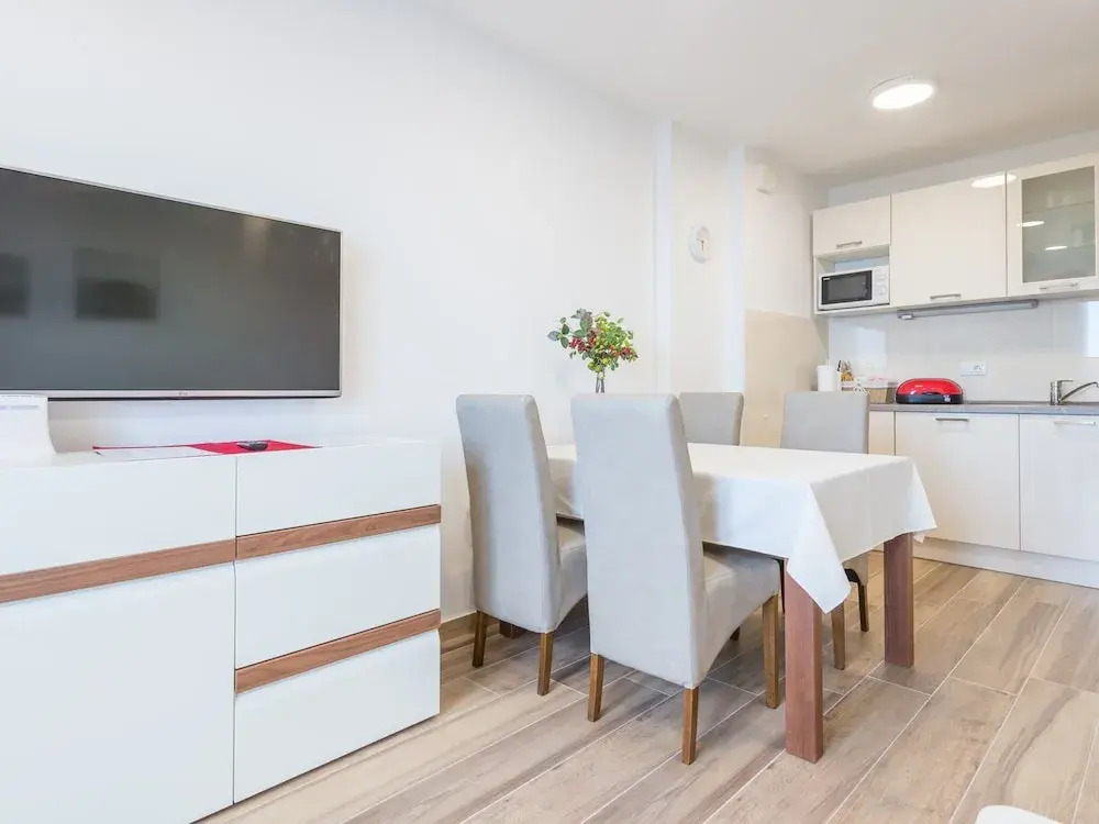 Apartment Luce Royal - One Bedroom Apartment With Balcony and Sea View
